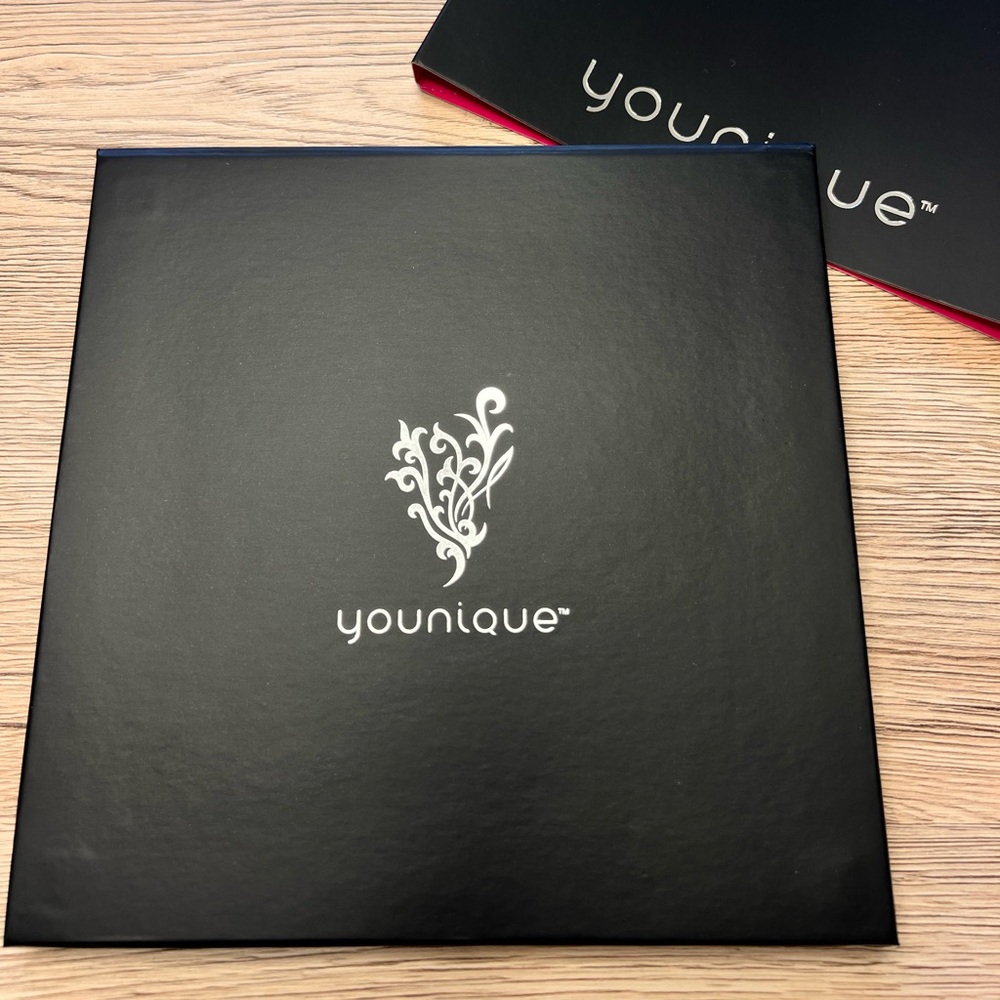 Younique magnetic fillable palette with mirrors. Holds 25 shadows NOT INCLUDED